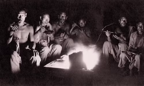 Những công nhân Trung Quốc ăn bữa tối đạm bạc hồi đầu những năm 1900.