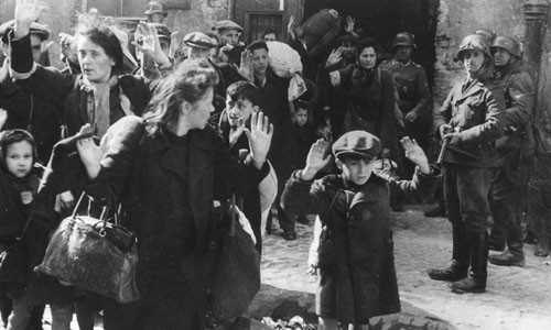 Một nhóm người Do Thái trong đó có cả trẻ em bị quân đội Đức quốc xã bắt giữ vào ngày 19/4/1943.