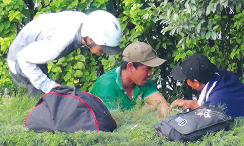 Người nghiện công khai tiêm chích cho nhau ở dải phân cách trên quốc lộ 22, đoạn trước khu vực bến xe An Sương (TP.HCM).