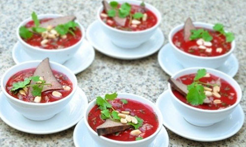 Tương tự như lục phủ ngũ tạng, món tiết canh cũng khiến du khách phải “kinh hãi”. Người ta không thể tưởng tượng ai đó có thể thưởng thức máu động vật không cần quá đun nấu một cách ngon lành. Tuy nhiên, những dân Việt “ghiền” thì khẳng định, chỉ cần ít lòng băm nhỏ, rau húng, lạc và miếng chanh vắt vào thì loại “huyết đông” này ngon miệng chẳng kém các món gỏi sống của người Nhật.