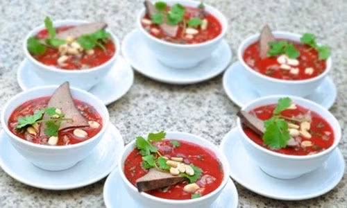 Tương tự như lục phủ ngũ tạng, món tiết canh cũng khiến du khách phải “kinh hãi”. Người ta không thể tưởng tượng ai đó có thể thưởng thức máu động vật không cần quá đun nấu một cách ngon lành. Tuy nhiên, những dân Việt “ghiền” thì khẳng định, chỉ cần ít lòng băm nhỏ, rau húng, lạc và miếng chanh vắt vào thì loại “huyết đông” này ngon miệng chẳng kém các món gỏi sống của người Nhật.