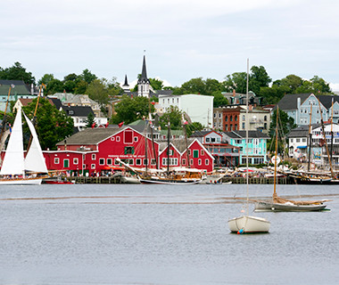 Thành phố Lunenburg, Canada là một trong số vài thành phố ở Bắc Mỹ được UNESCO công nhận là di sản thế giới. Nơi đây được xếp ở vị trí thứ 6 trong danh sách top 10 làng chài ven biển đẹp nhất thế giới.