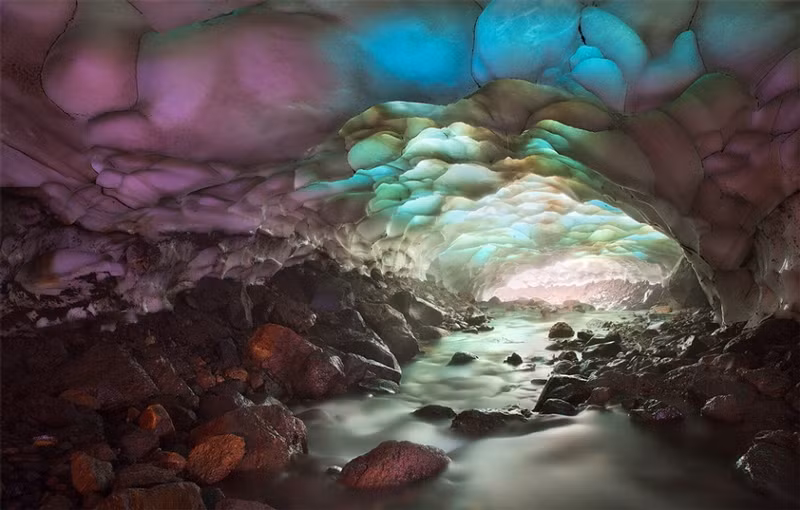 Tuy nhiên, vào những năm 1990, chính quyền đã cho phép tổ chức các hoạt động du lịch, cho du khách ghé thăm các cảnh đẹp huyền ảo ở bán đảo Kamchatka, trong đó có hang băng kỳ diệu này.