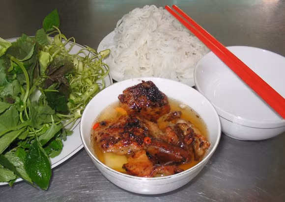 Nơi đây có nhiều món ăn nổi tiếng như phở, bún chả. Những món ăn ngon nhất thường được bày bán trên vỉa hè với hương vị đặc trưng chế biến từ nước mắm, sả, ớt, rau mùi và những loại rau sống khác. Du khách đừng quên bỏ lỡ món bún chả tại 34 Hàng Than.