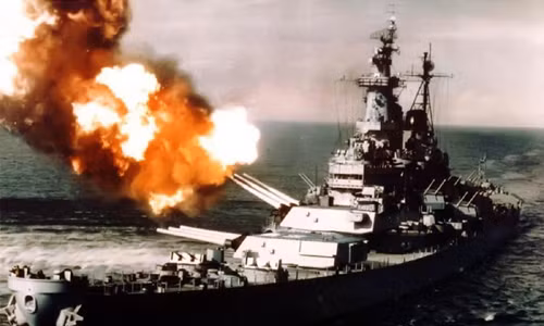 5 năm sau Chiến tranh thế giới 2, Mỹ tham gia cuộc chiến ở bán đảo Triều Tiên. Trong ảnh là chiến hạm USS Missouri bắn phá khu vực bờ biển của Triều Tiên nhằm cắt hệ thống thông tin liên lạc của đối phương.