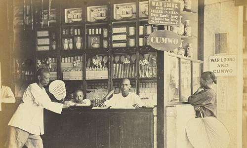 Một cửa hàng bán đồ dùng khá lớn với hình ảnh những người đàn ông để tóc đuôi sam.