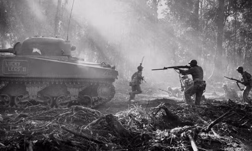 Nhóm binh sĩ Mỹ cẩn thận quan sát tình hình thực địa, tìm kiếm và tiêu diệt phát xít Nhật ở Bougainville, đảo Solomon năm 1944.