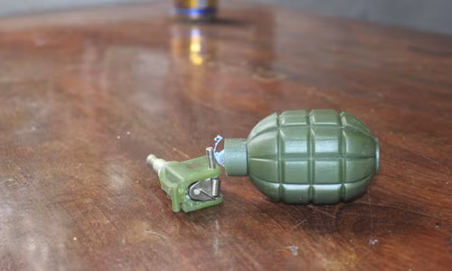 Quả lựu đạn đồ chơi được làm bằng nhựa được cho là đã phát nổ khiến hai cháu bị thương nặng.