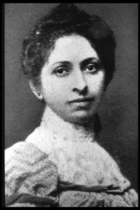 Bà còn nổi tiếng trong lĩnh vực nghiên cứu phóng xạ. Tuy nhiên, do không dùng biện pháp bảo hộ khi nghiên cứu cũng như trực tiếp điều trị cho bệnh nhân nên bà Elizabeth đã nhiễm độc phóng xạ và qua đời vì những nghiên cứu của bản thân trong quá trình thí nghiệm.