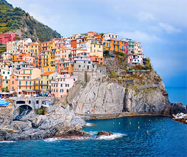 Thị trấn xinh đẹp Manarola ở Italy nổi bật với những ngôi nhà được xây dựng bên vách đá hướng ra biển, tạo nên cảnh đẹp tuyệt vời.