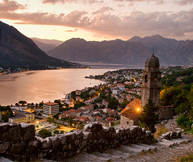 Kotor là thị trấn cổ nhất ở quốc gia Đông Âu Montenegro với bề dày lịch sử hơn 2.000 năm tuổi. Bên cạnh những kiến trúc ấn tượng, nơi đây còn toát lên cảnh đẹp mộc mạc, bình yên.