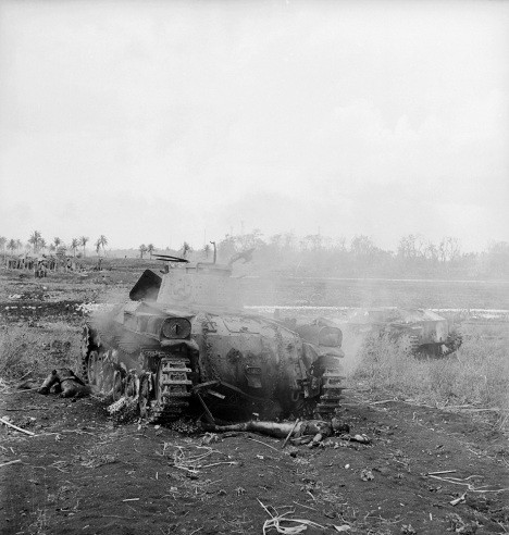 Thi thể binh sĩ Nhật Bản nằm bên cạnh một xe tăng bốc cháy ở Saipan năm 1944.