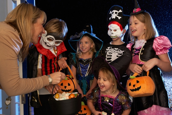 4. Truyền thống cho kẹo hay bị ghẹo (Trick Or Treating) có từ thời xa xưa. Người ta tin rằng, trong dịp Samhain (lễ hội tạm biệt mùa hè, chào đón mùa đông và tưởng nhớ những người chết của người Celts), tấm màn che phủ giữa thế giới con người và các linh hồn sẽ mỏng nhất.