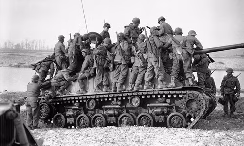 Hàng chục binh sĩ Mỹ leo lên một chiếc xe tăng khi vượt sông Hongchon ngày 14/3/1950.