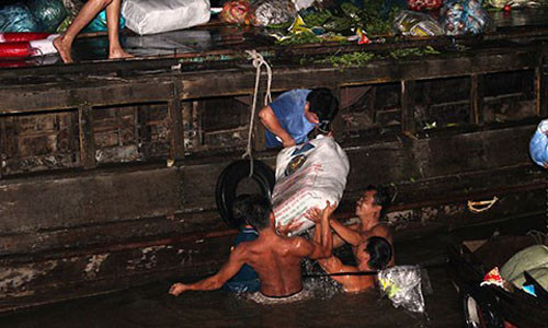 Trục vớt hàng hóa từ con tàu bị nổ và chìm.