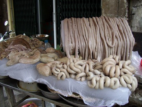 Tuy nhiên, ở đa số các nước phương Tây, lục phủ ngũ tạng đều là thứ bỏ đi. Vì vậy, khi sang Việt Nam, các du khách từng chụp lại những bức ảnh lòng lợn kèm theo thắc mắc, không hiểu sao người Việt Nam lại ăn được.