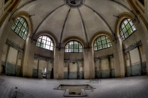 Nhà tắm hoang tàn, xơ xác ở Đức.