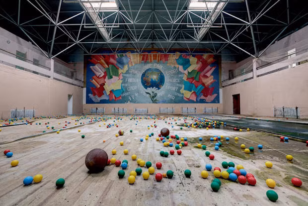 Những trái bóng nằm vương vãi khắp sàn nhà.