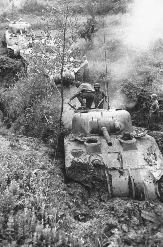 Xe tăng Sherman M4 của quân đội Mỹ bị sa lầy ở khu vực gần Minturno năm 1944.