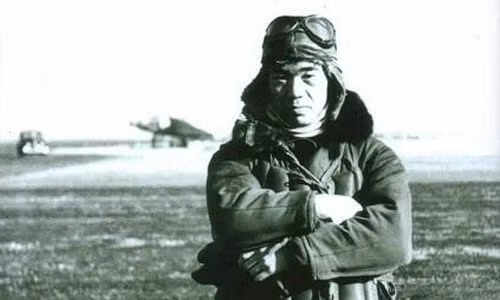 Một trong những chiến tích vang dội của phi công Hiroyoshi đó là bắn hạ 6 máy bay tiêm kích Grumman F4F Wildcats (Mèo hoang) tại Guadalcanal ngày 2/11/1942.