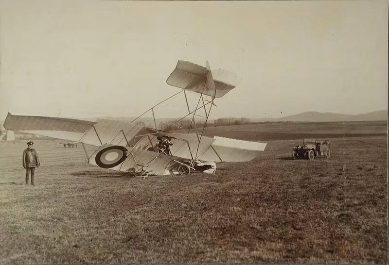 Ảnh chụp một chiếc máy bay của Không quân Nga bị rơi.