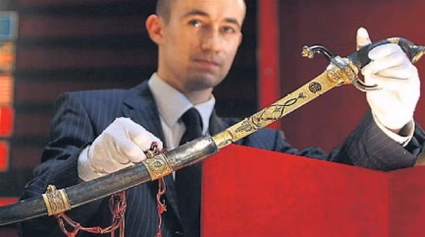 Thanh kiếm nạm vàng của Napoleon Bonaparte. Nó được cho là được ông hoàng này sử dụng trong trận Marengo vào năm 1800. Đây là thanh kiếm gia truyền của gia đình Bonaparte và được truyền từ thế hệ này sang thế hệ khác.