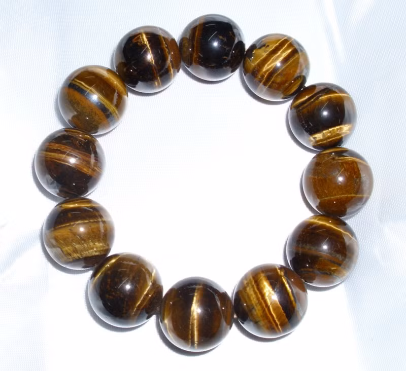 Loại đá quý hợp vận với người sinh ngày 25/10 là ngọc lam, đá mắt mèo và đá mắt hổ.