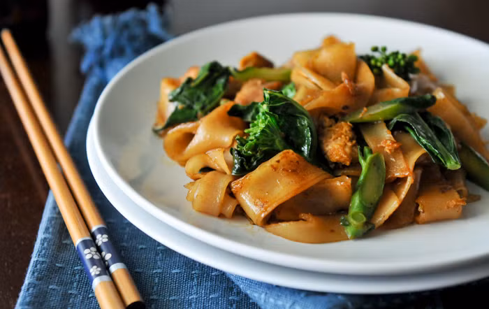 Đặc biệt là món Pad See Ew - mì gạo tươi xào với hoa lơ và súp tương tại Ran Guay Jab Jeadang, đường Ratchawithi.