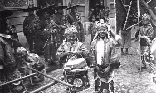 Trẻ em Trung Quốc trong trang phục biểu diễn hào hứng, vui vẻ khi được chụp ảnh.