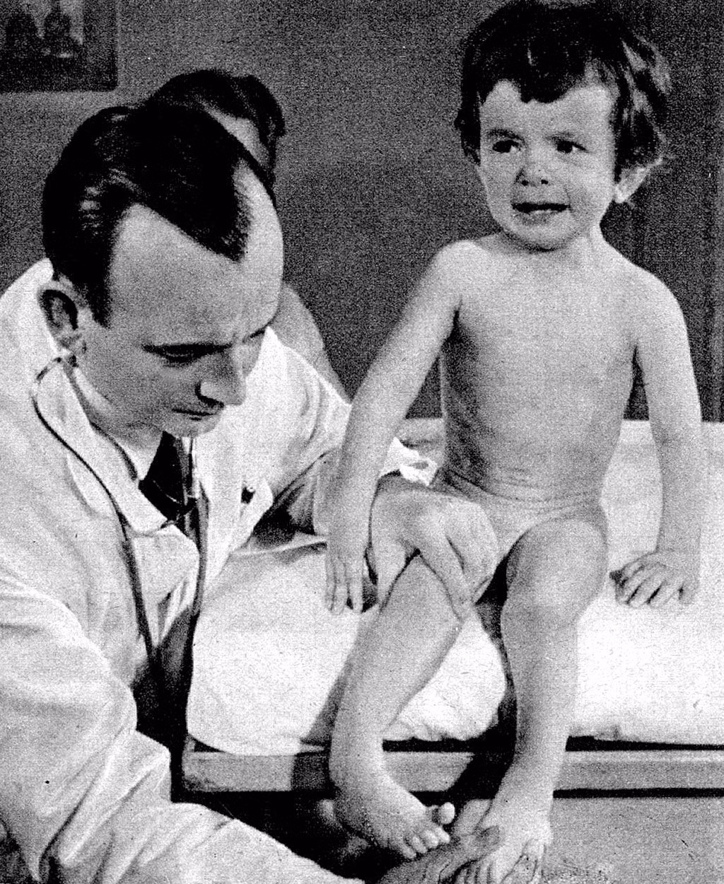 Năm 1942, Không quân Đức tiến hành một loạt thí nghiệm với mục đích hạ thân nhiệt của cơ thể con người. Theo đó, những nạn nhân của công trình nghiên cứu này sẽ phải ngâm trong một bể nước đá suốt 3 giờ.