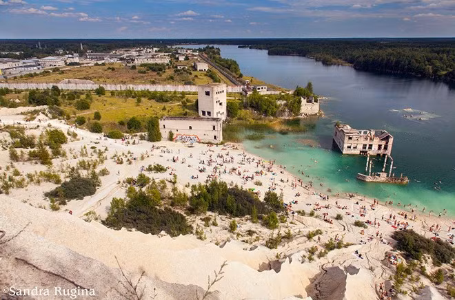 Nhìn từ trên cao, những tàn tích nhà tù Rummu từ thời Liên Xô hiện lên trong khung cảnh đẹp lãng mạn, với màu nước xanh bắt mắt.