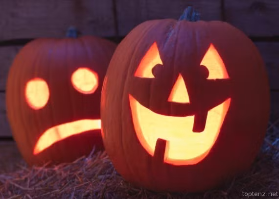 Đèn lồng Jack O’. Theo truyền thuyết Ireland, đèn lồng Jack O’ được đặt tên sau khi một người đàn ông keo kiệt có tên Jack qua đời đã bị cấm vào cả thiên đường và địa ngục. Bởi lẽ, anh đã lừa ma quỷ nhiều lần. Người này bị kết án phải đi lang thang trên Trái đất, cầm đèn lồng của mình để hướng dẫn con người đi đúng đường.