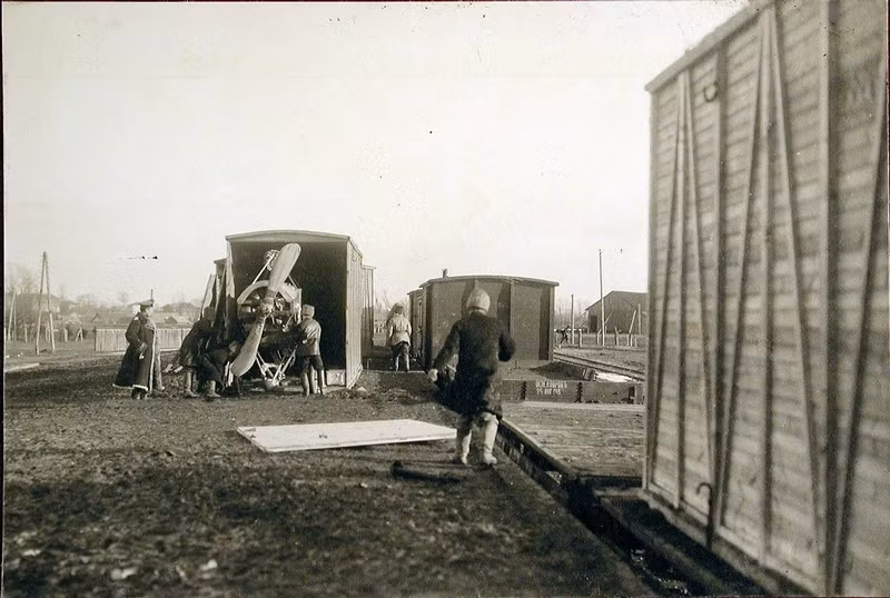 Mỗi người một việc, nhanh chóng hoàn thành nhiệm vụ được giao.