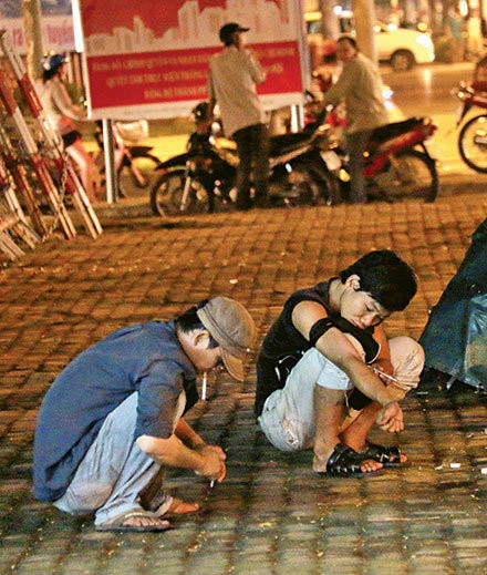 Hình ảnh hút chích bừa bãi trên vỉa hè gây hoang mang, bức xúc cho người dân.