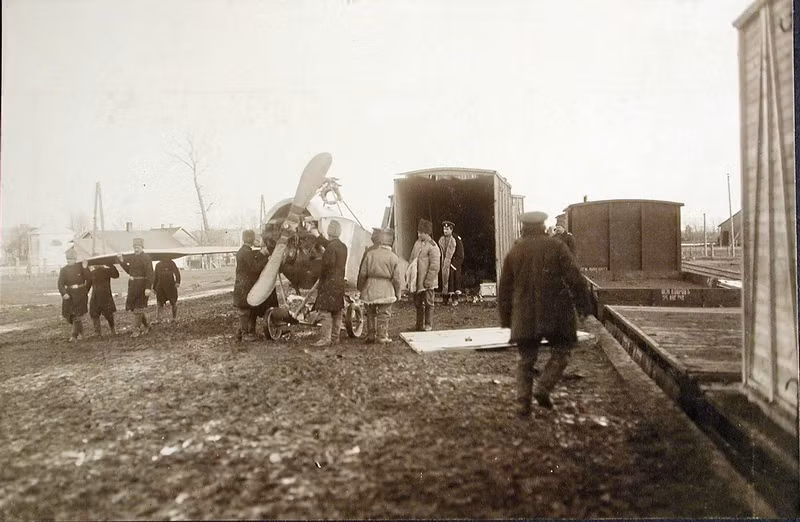 Binh sĩ cẩn thận lắp từng chi tiết máy bay với độ chính xác cao.