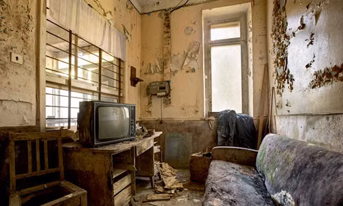 Một căn phòng với nhiều thiết bị, vật dụng sinh hoạt đời thường của người dân bị hỏng, xuống cấp...