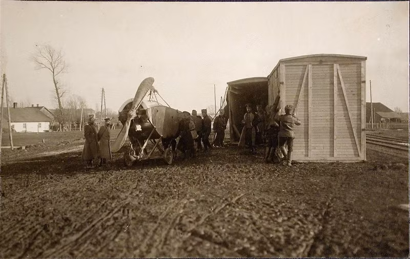 Sau đó, các binh sĩ lắp ráp các phần của máy bay.