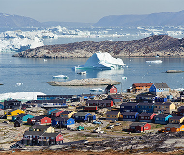 Đứng ở vị trí cuối cùng là ngôi làng Ilulissat, Greenland nổi bật với các ngôi nhà được sơn các màu sắc khác nhau và có ý nghĩa riêng từ những năm 1700. Trong đó, bệnh viện được sơn màu vàng, đồn cảnh sát được sơn màu đen...
