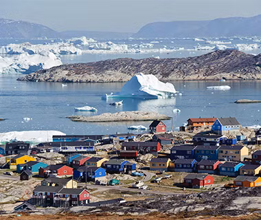 Đứng ở vị trí cuối cùng là ngôi làng Ilulissat, Greenland nổi bật với các ngôi nhà được sơn các màu sắc khác nhau và có ý nghĩa riêng từ những năm 1700. Trong đó, bệnh viện được sơn màu vàng, đồn cảnh sát được sơn màu đen...