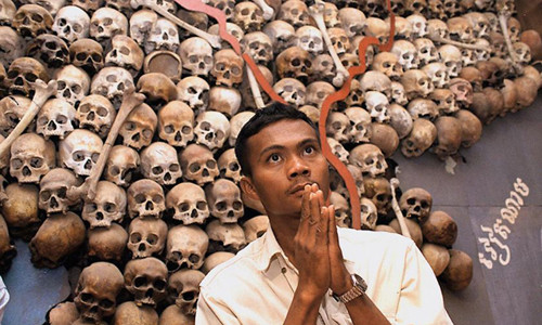 Người đàn ông cầu nguyện cho những nạn nhân bị Khmer Đỏ giết hại ở bảo tàng Tuol Sleng.