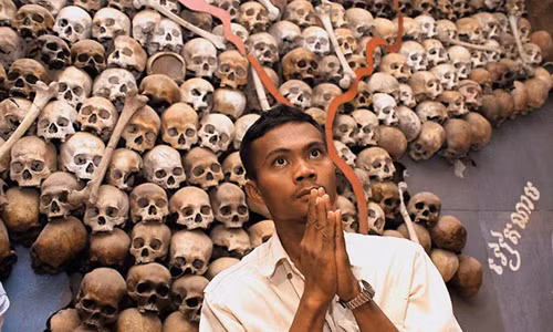 Người đàn ông cầu nguyện cho những nạn nhân bị Khmer Đỏ giết hại ở bảo tàng Tuol Sleng.