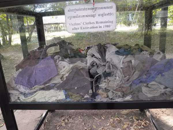 Những bộ quần áo của nạn nhân xấu số chết dưới bàn tay ác quỷ của Khmer Đỏ cũng được trưng bày để mọi người hiểu hơn về thời kỳ đen tối mà Campuchia từng trải qua.
