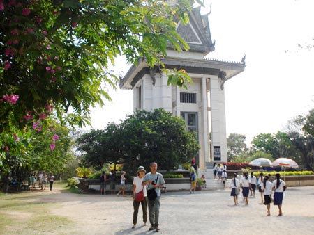 Khmer Đỏ đã sát hại khoảng 17.000 người ở Choeung Ek, trong đó có cả phụ nữ và trẻ em. Một số người nước ngoài sinh sống tại đây cũng bị thảm sát một cách dã man. Trong ảnh là ngôi mộ tháp chứa hơn 8.000 đầu lâu của thường dân bị sát hại.