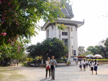 Khmer Đỏ đã sát hại khoảng 17.000 người ở Choeung Ek, trong đó có cả phụ nữ và trẻ em. Một số người nước ngoài sinh sống tại đây cũng bị thảm sát một cách dã man. Trong ảnh là ngôi mộ tháp chứa hơn 8.000 đầu lâu của thường dân bị sát hại.