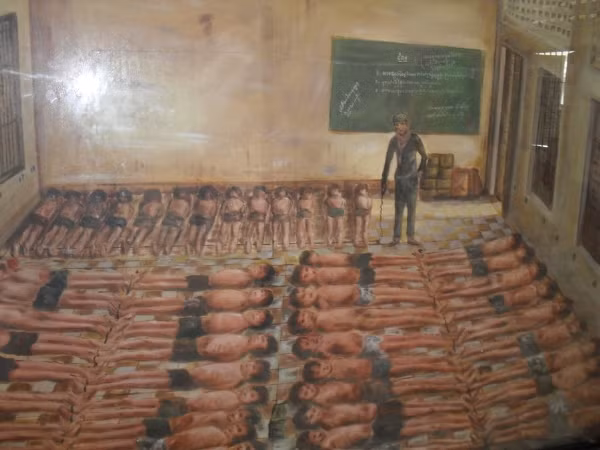 Polpot sử dụng công cụ như cuốc, gậy hoặc bất cứ điều gì khác để làm vũ khí tra tấn, giết hại tù nhân một cách dã man.