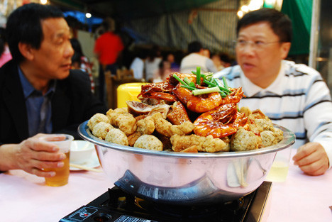 Poon Choi là món ăn may mắn đầu Năm mới tại Hong Kong. Món ăn này bao gồm nhiều lớp nguyên liệu tươi ngon, hảo hạng được xếp và nấu trong một nồi đất lớn. Theo truyền thống, người ta ăn Poon Choi theo từng lớp, từ trên xuống dưới.