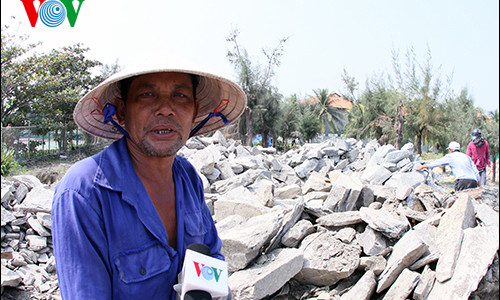 Ông Đặng Thu - phường Cửa Đại - TP Hội An tham gia thi công kè biển.