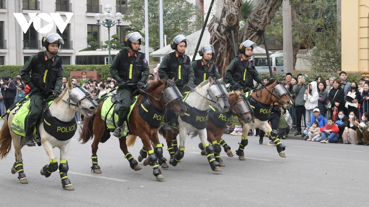 Chiến sĩ Cảnh sát cơ động kỵ binh thể hiện kỹ thuật điều khiển ngựa chạy nước đại.