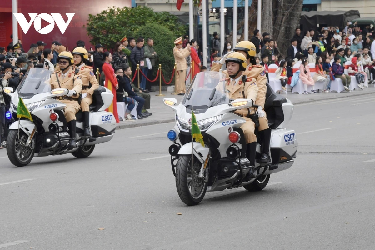 Chiều 8/3, tại khu vực phố đi bộ hồ Hoàn Kiếm (quận Hoàn Kiếm, TP Hà Nội), các đơn vị của Bộ Công an đã trình diễn màn mô tô dẫn đoàn, nhạc kèn, kỵ binh, tình huống truy bắt tội phạm, huấn luyện cảnh khuyển... Đây là những màn trình diễn nằm trong chuỗi chương trình "Vinh quang Công an nhân dân Việt Nam", hướng đến kỷ niệm 80 năm ngày truyền thống Công an nhân dân. (Ảnh: Trọng Phú)