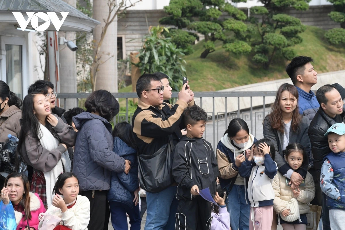 Hàng vạn người dân tập trung quanh khu vực hồ Hoàn Kiếm để chiêm ngưỡng những màn biểu diễn